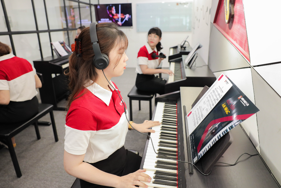 Học đàn piano bao lâu có thể tự đàn